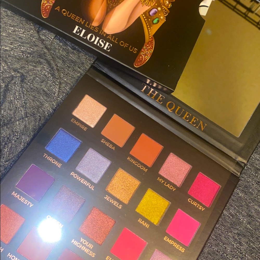 Only selling them together Pallet and brushes makeup